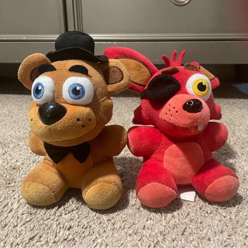 FNAF 2016 Freddy and 2017 foxy good condition collectible
